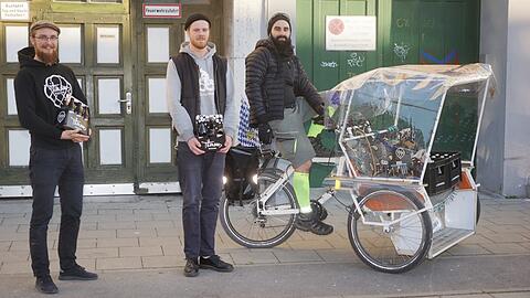 Maximilan Heisler, Tilman Ludwig und Florian Seifert vom Frischen Bier haben jetzt einen Rikscha-Lieferservice.