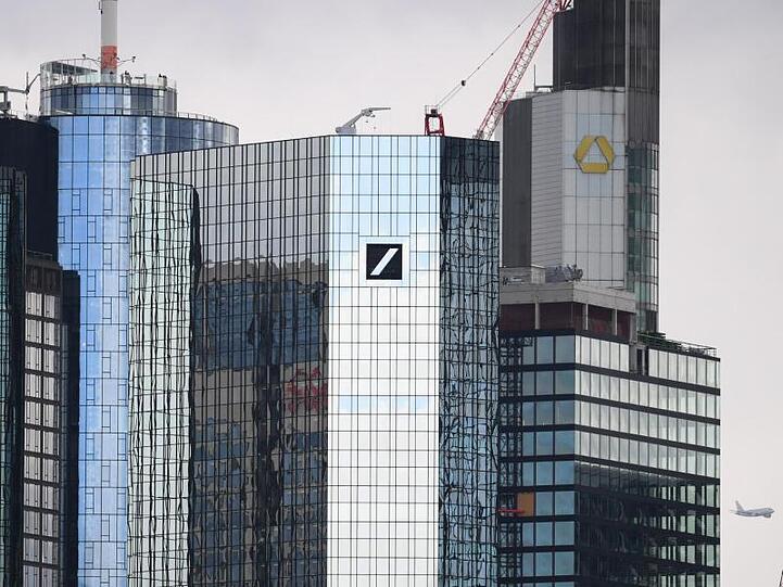 Die Zwillingstürme der Deutschen Bank stehen vor der Zentrale der Commerzbank (hinten rechts) in Frankfurt am Main. Aus einer Fusion der Institute wird nichts.