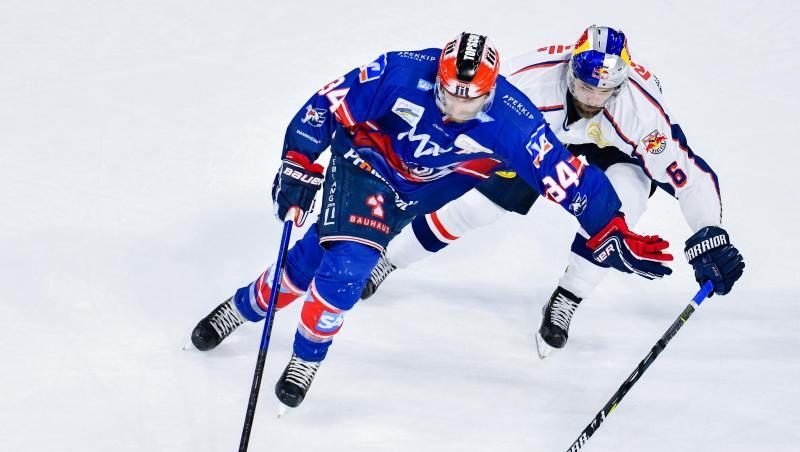 Mannheims Andrew Desjardins (l) und Münchens Daryl Boyle kämpfen um den Puck. Foto: Uwe Anspach Mannheims Andrew Desjardins (l) und Münchens Daryl Boyle kämpfen um den Puck. Foto: Uwe Anspach