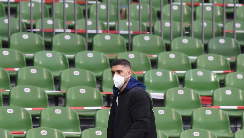 Werders verletzter Spieler Milot Rashica geht auf seinen Platz.