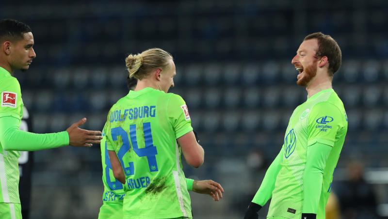Der Wolfsburger Maximilian Arnold (r) bejubelt seinen Treffer zum 3:0 in Bielefeld.