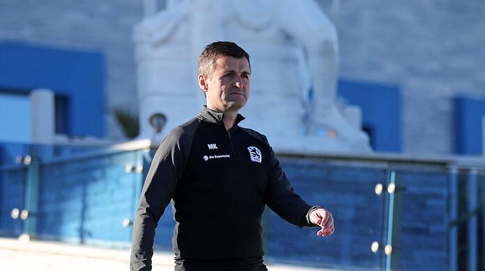 Nicht nur auf dem Rasen im Einsatz, sondern auch auf Spielersuche: Trainer Michael Köllner kümmert sich um seine bisherige Mannschaft - und zieht vielleicht doch noch einen Neulöwen an Land. (Archivbild)