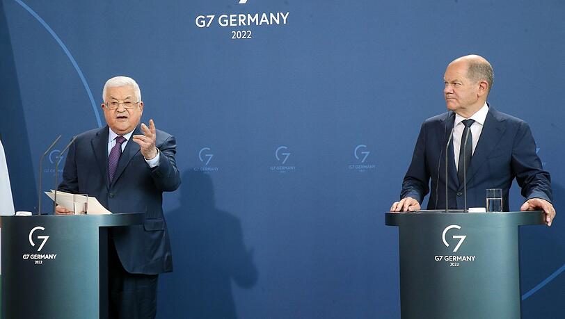 Schaut erschrocken, sagt aber nichts: Bundeskanzler Scholz (r.) während der Holocaust-Äußerungen von Palästinenserpräsident Abbas.