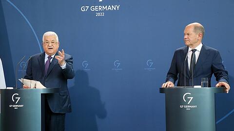 Schaut erschrocken, sagt aber nichts: Bundeskanzler Scholz (r.) während der Holocaust-Äußerungen von Palästinenserpräsident Abbas.