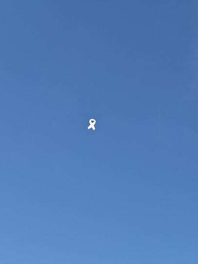 Eine weiße Schleife aus Schaum steigt in den Himmel - ein Symbol der Solidarität mit Israel.