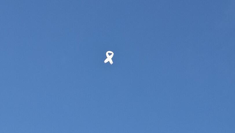 Eine weiße Schleife aus Schaum steigt in den Himmel - ein Symbol der Solidarität mit Israel.