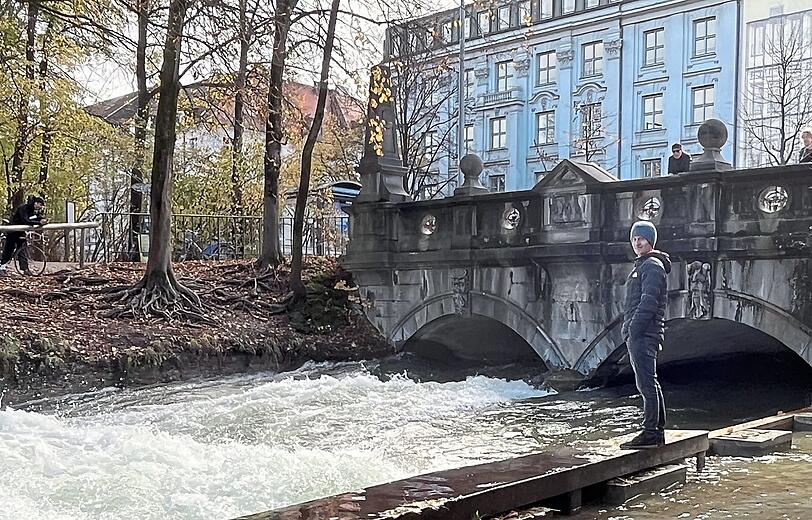 Jan Vogt surft seit 25 Jahren auf der Eisbachwelle. Dass der Pegelstand nach der Bachauskehr nun zu niedrig ist, findet er „sehr ärgerlich“. Der 41-Jährige erklärt: „Eine Welle ist sehr sensibel. Das sieht nun endlich auch die Stadt.“ Jan Vogt surft seit 25 Jahren auf der Eisbachwelle. Dass der Pegelstand nach der Bachauskehr nun zu niedrig ist, findet er „sehr ärgerlich“. Der 41-Jährige erklärt: „Eine Welle ist sehr sensibel. Das sieht nun endlich auch die Stadt.“