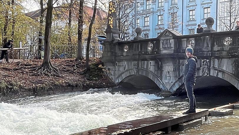 Jan Vogt surft seit 25 Jahren auf der Eisbachwelle. Dass der Pegelstand nach der Bachauskehr nun zu niedrig ist, findet er „sehr ärgerlich“. Der 41-Jährige erklärt: „Eine Welle ist sehr sensibel. Das sieht nun endlich auch die Stadt.“ Jan Vogt surft seit 25 Jahren auf der Eisbachwelle. Dass der Pegelstand nach der Bachauskehr nun zu niedrig ist, findet er „sehr ärgerlich“. Der 41-Jährige erklärt: „Eine Welle ist sehr sensibel. Das sieht nun endlich auch die Stadt.“
