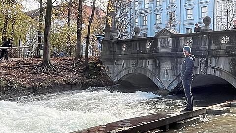 Jan Vogt surft seit 25 Jahren auf der Eisbachwelle. Dass der Pegelstand nach der Bachauskehr nun zu niedrig ist, findet er „sehr ärgerlich“. Der 41-Jährige erklärt: „Eine Welle ist sehr sensibel. Das sieht nun endlich auch die Stadt.“