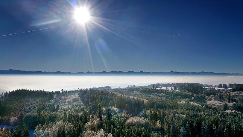 Die Sonne schien im abgelaufenen Jahr lange über Bayern: Fast 2.000 Stunden zählte der Deutsche Wetterdienst in einer vorläufigen Auswertung. (Archivbild) Die Sonne schien im abgelaufenen Jahr lange über Bayern: Fast 2.000 Stunden zählte der Deutsche Wetterdienst in einer vorläufigen Auswertung. (Archivbild)