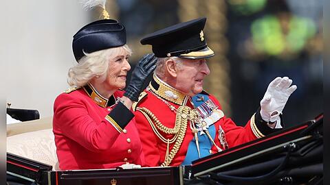 K&ouml;nig Charles und K&ouml;nigin Camilla in Knallrot bei "Trooping the Colour".