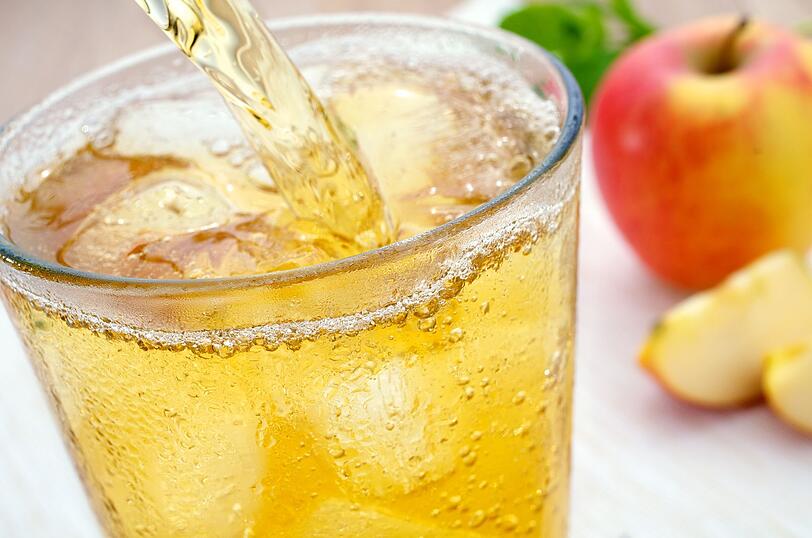 Vorsichtig sollte man mit dem Genuss von vorgemischten Fruchtsaftschorlen aus dem Handel sein. Diese Getränke enthalten viel zu oft mehr Saft und Zucker. Auch Aromen und Zusatzstoffe finden sich auf der Inhaltsliste. Deshalb gilt: Saftschorlen lieber selbst mischen, damit man die Zutaten kontrollieren kann und es gesunde Getränke werden. Vorsichtig sollte man mit dem Genuss von vorgemischten Fruchtsaftschorlen aus dem Handel sein. Diese Getränke enthalten viel zu oft mehr Saft und Zucker. Auch Aromen und Zusatzstoffe finden sich auf der Inhaltsliste. Deshalb gilt: Saftschorlen lieber selbst mischen, damit man die Zutaten kontrollieren kann und es gesunde Getränke werden.