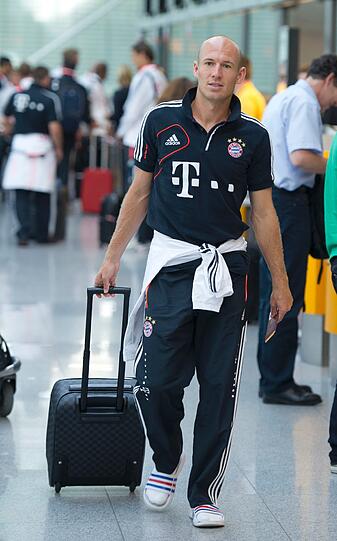 Mit einem 20-köpfigen Spieleraufgebot und der kompletten Führungsriege ist Bayern München am Sonntagabend vom Flughafen München zum &bdquo;Projekt Globalisierung&ldquo; nach Fernost gestartet - die Bilder.