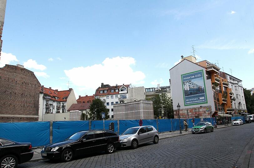 Die Polizei beschließt, das Gebiet weiträumig zu evakuieren. Rund um die Baustelle müssen zunächst 2500 Schwabinger ihre Wohnungen verlassen.