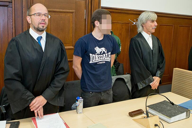 Prozessauftakt in Nürnberg: Die Verteidigung hält den Totschlagsvorwurf für übertrieben, zumal aus ihrer Sicht nicht bewiesen ist, dass ihr Mandant zugestochen hat.