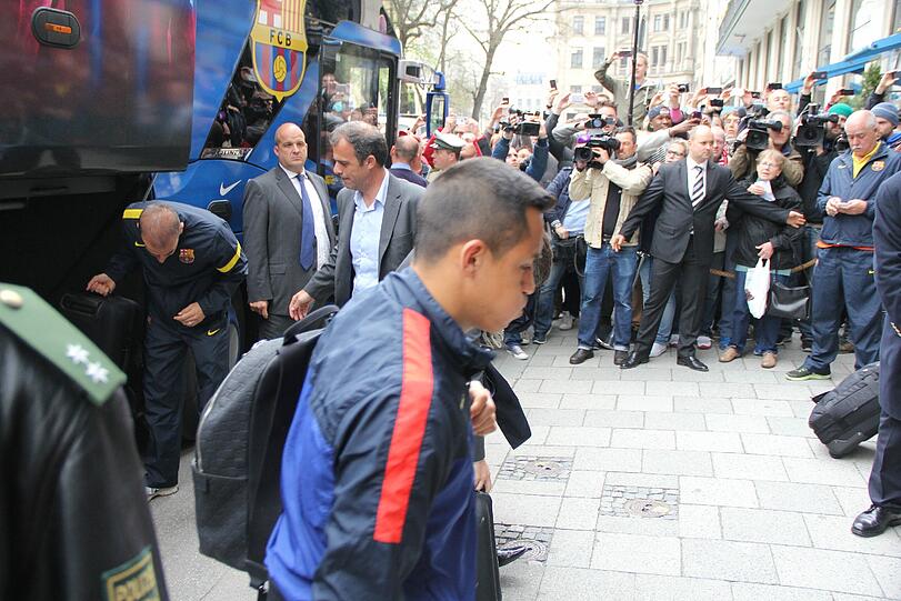 Hier kommt der FC Barcelona in München am Bayerischen Hof an. Die Bilder