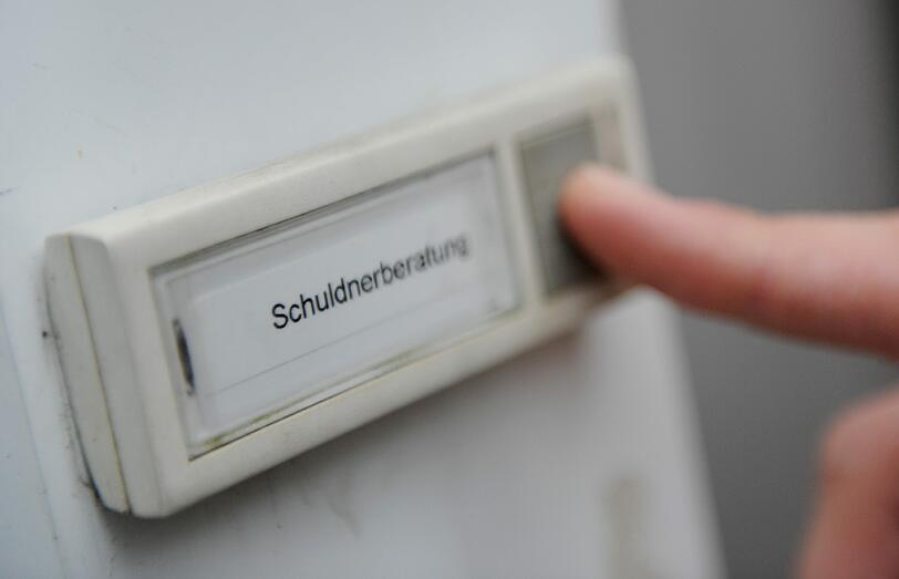 Schuldnerberatung: Das Risiko von Angehörigen der Mittelschicht, gemessen an den Einkommen abzusteigen, ist gewachsen.