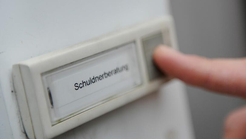Schuldnerberatung: Das Risiko von Angehörigen der Mittelschicht, gemessen an den Einkommen abzusteigen, ist gewachsen. Schuldnerberatung: Das Risiko von Angehörigen der Mittelschicht, gemessen an den Einkommen abzusteigen, ist gewachsen.