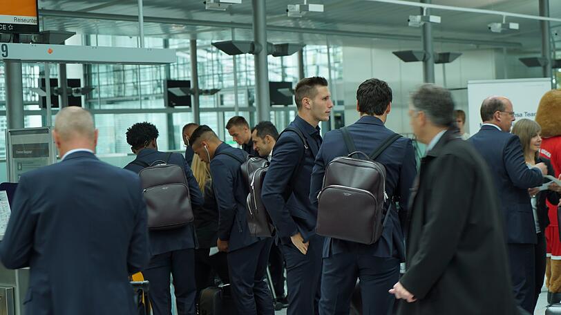 Die Bilder vom Abflug des FC Bayern.