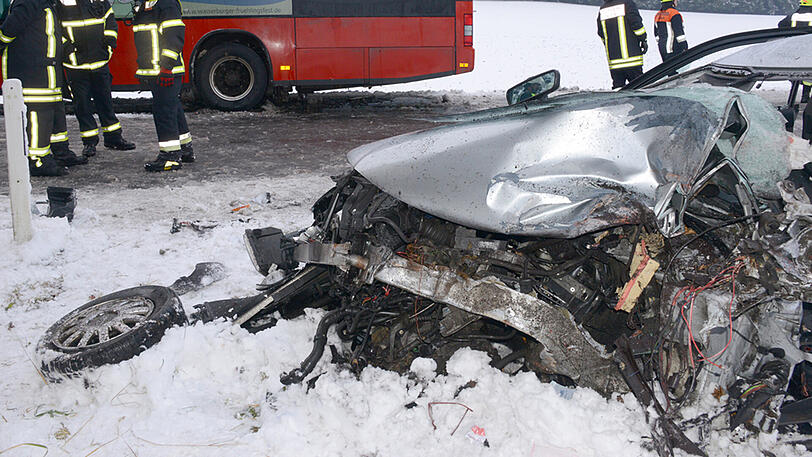 Die Autofahrerin wurde schwer verletzt, die Schulkinder kamen hingegen mit dem Schrecken davon. Die Bilder vom Unfallort.