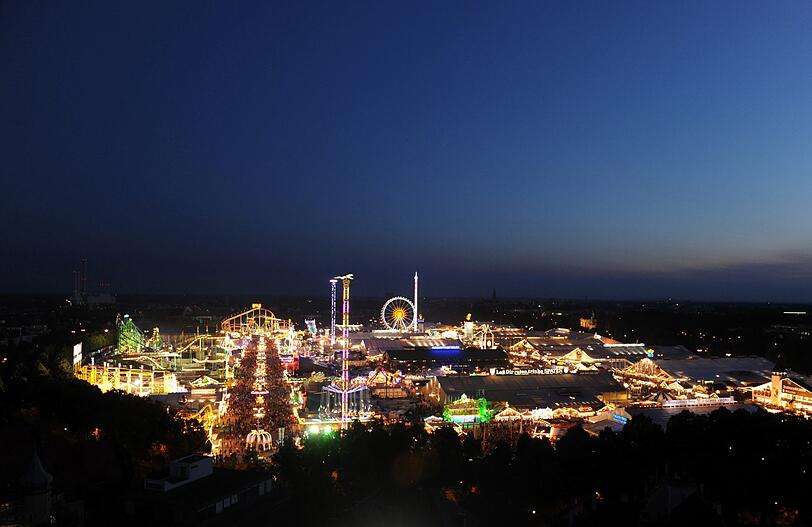 So leuchtet das Oktoberfest bei Nacht. Wenn nicht gerade Wiesn ist, ist die Fläche zu Füßen der Bavaria eher öde.