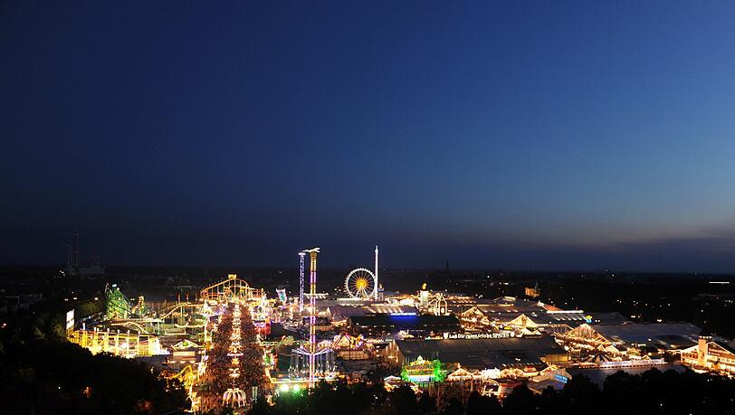 So leuchtet das Oktoberfest bei Nacht. Wenn nicht gerade Wiesn ist, ist die Fläche zu Füßen der Bavaria eher öde. So leuchtet das Oktoberfest bei Nacht. Wenn nicht gerade Wiesn ist, ist die Fläche zu Füßen der Bavaria eher öde.