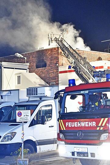 Um das Feuer zu löschen, muss die Feuerwehr das Dach der Schlachthof-Halle mit einer Spezialsäge  aufschneiden.
