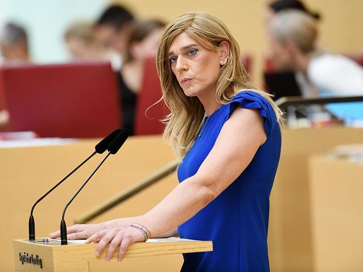Tessa Ganserer (Bündnis 90/Die Grünen) spricht bei der Plenarsitzung im Bayerischen Landtag. Foto: Tobias Hase/dpa/Archivbild