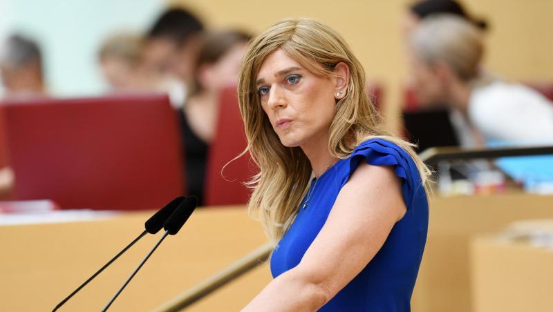 Tessa Ganserer (Bündnis 90/Die Grünen) spricht bei der Plenarsitzung im Bayerischen Landtag. Foto: Tobias Hase/dpa/Archivbild