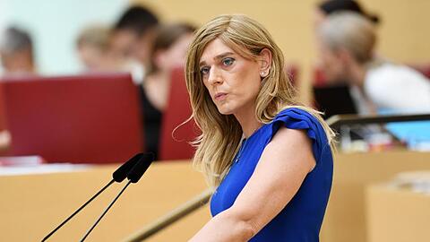 Tessa Ganserer (Bündnis 90/Die Grünen) spricht bei der Plenarsitzung im Bayerischen Landtag. Foto: Tobias Hase/dpa/Archivbild
