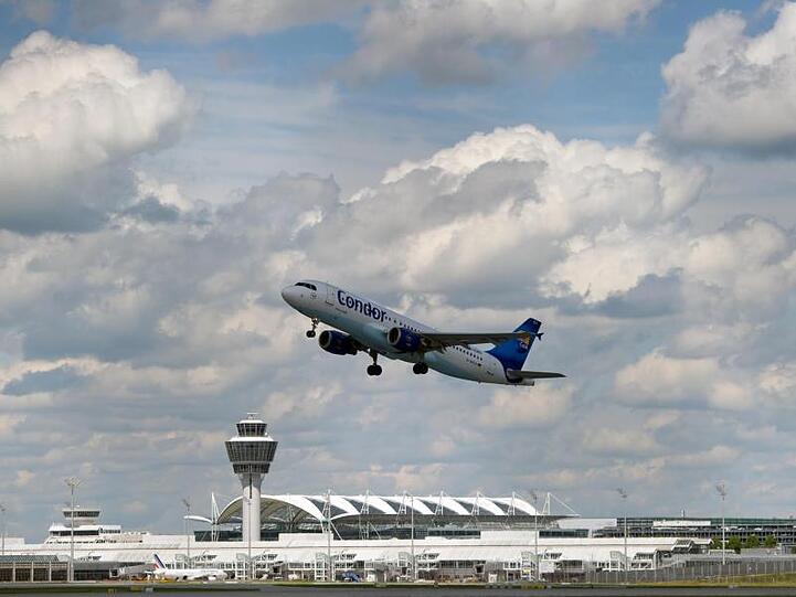 Ein Flugzeug startet vom Flughafen München. Foto: Sven Hoppe/Archiv
