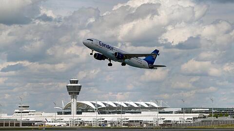 Ein Flugzeug startet vom Flughafen München.