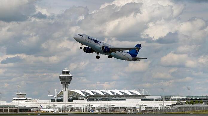 Ein Flugzeug startet vom Flughafen München.