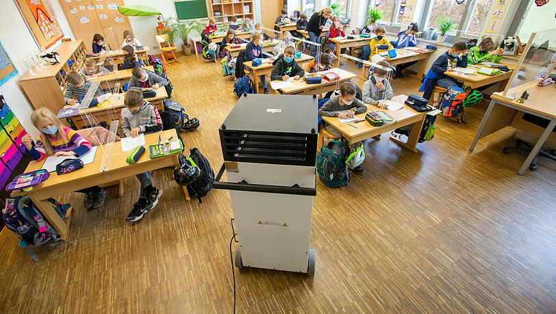 Ein  mobiler Raumluftreiniger in einer Münchner Grundschule.