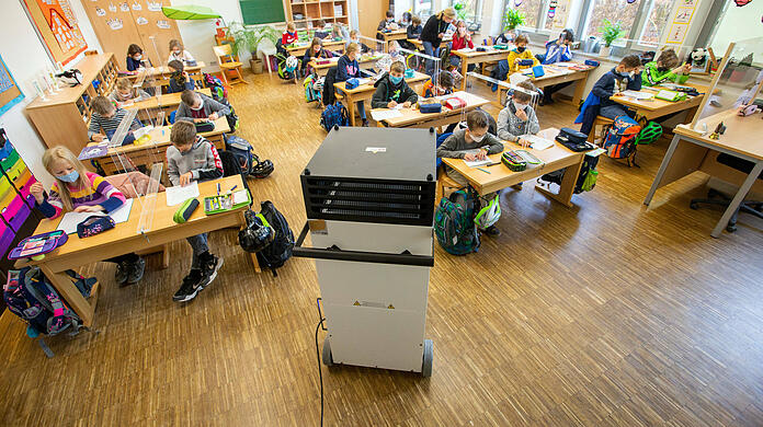 Ein  mobiler Raumluftreiniger in einer Münchner Grundschule.