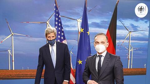 Außenminister Heiko Maas (r) hat den US-Sondergesandten John Kerry (l) in Berlin empfangen.
