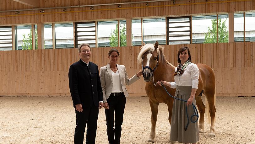 Die Veterinärmedizinerinnen Susanne Lauer und Anna May (v.r.) mit Dekan Prof. Reinhard Straubinger von der Tierärztlichen Fakultät der LMU posieren mit Haflinger „Wendelstein“. Die Veterinärmedizinerinnen Susanne Lauer und Anna May (v.r.) mit Dekan Prof. Reinhard Straubinger von der Tierärztlichen Fakultät der LMU posieren mit Haflinger „Wendelstein“.