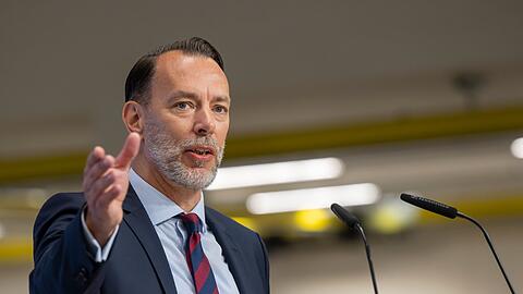 Renk-Vorstandschef Alexander Sagel bei der Eröffnung der neuen modularen Produktion des Panzergetriebeherstellers.