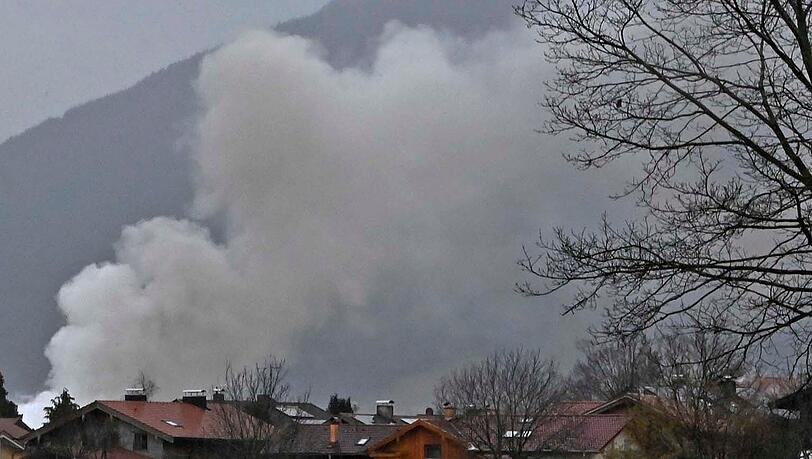 Das Gewerbegebiet wurde &uuml;ber mehrere Stunden weitr&auml;umig abgesperrt, gl&uuml;cklicherweise wurde niemand verletzt.