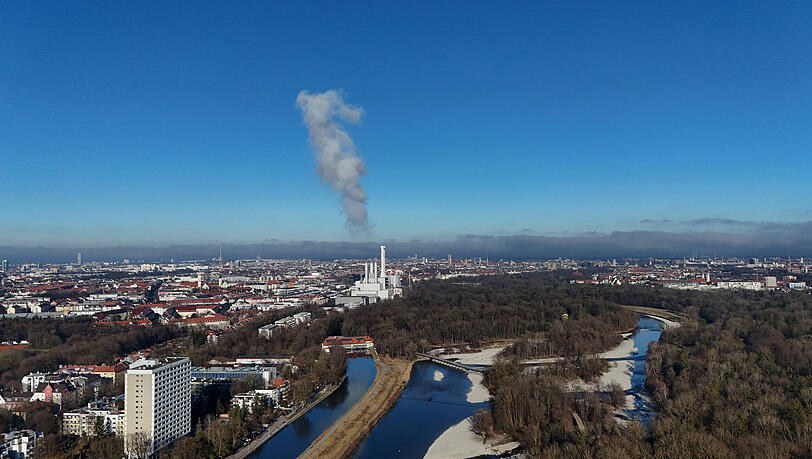 Hier im Bild die Thalkirchner Brücke mit dem Isar-Werkkanal und der Isar, sowie dem Gelände des Flaucher, dahinter die Skyline der Stadt, Häusermeer, auch zu sehen das dampfende Heizkraftwerk Süd der Stadtwerke München Hier im Bild die Thalkirchner Brücke mit dem Isar-Werkkanal und der Isar, sowie dem Gelände des Flaucher, dahinter die Skyline der Stadt, Häusermeer, auch zu sehen das dampfende Heizkraftwerk Süd der Stadtwerke München