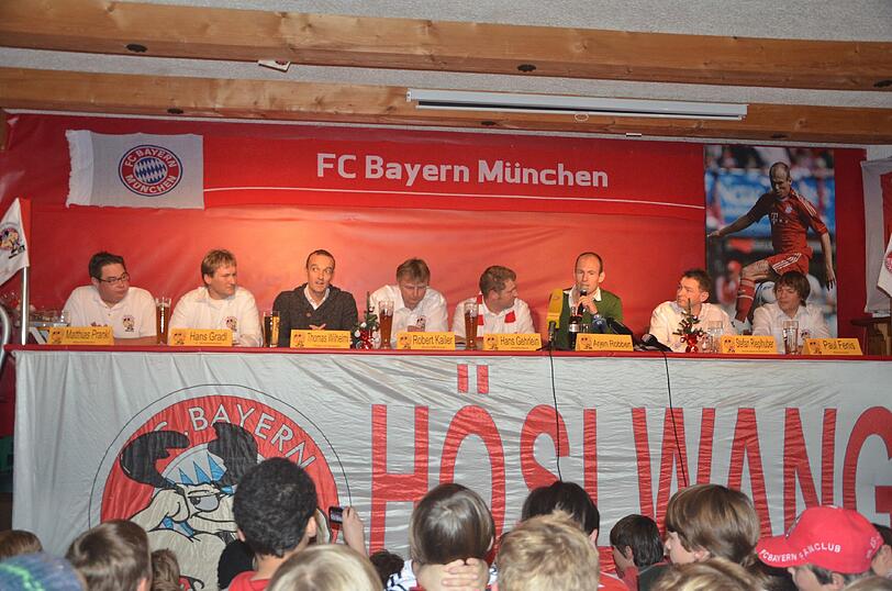 Weihnachtsüberraschung: Die Bayern-Stars Rafinha, Badstuber, Kroos, Boateng & Co. waren am Wochenende bei zahlreichen Fanklubs zu Besuch - und als Präsent hatten sie nach dem 4:1-Sieg gegen Werder Bremen sogar die Tabellenführung im Gepäck: Die Bilder.