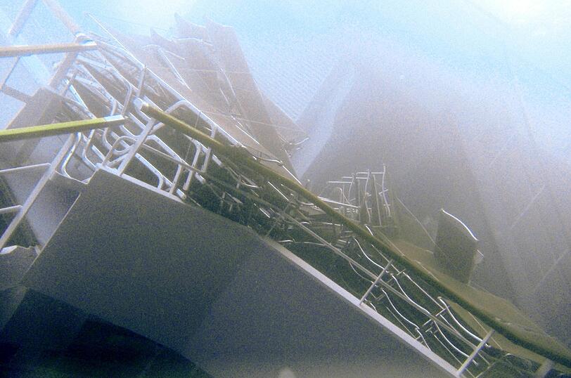Neue Unterwasserbilder des Unglücksschiff zeigen das Ausmaß der Zerstörung. Auch am vierten Tag nach der Havarie geht die Suche nach Vermissten und Überlebenden weiter.
