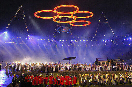 Die Feuerwerke funkelten, die Show faszinierte und ganz London war in Aufruhr: Am Freitagabend wurden die Olympischen Spiele 2012 mit viel Bombast eröffnet.