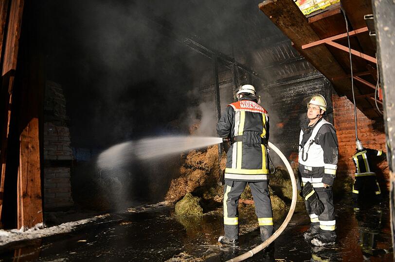Warum die Lagerhalle in Hergatz am Dienstagabend Feuer fängt, ist noch nicht bekannt. Eine Frau wird dabei schwer verletzt, der Schaden beläuft sich auf 200.000 Euro. 150 Feuerwehrleute brauchen 1,5 Stunden, um den Brand zu löschen.