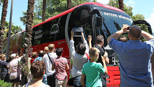 Der Mannschaftsbus des FC Bayern anfang Juli im italienischen Riva: Jetzt hat er bei der Abfahrt aus Dortmund eine Flasche abbekommen. Der Mannschaftsbus des FC Bayern anfang Juli im italienischen Riva: Jetzt hat er bei der Abfahrt aus Dortmund eine Flasche abbekommen.
