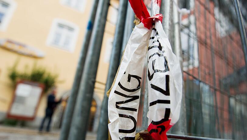 Die Polizeiabsperrung vor der Diso in Rosenheim am 9.92013, wo sich der tödliche Streit ereignete. Die Polizeiabsperrung vor der Diso in Rosenheim am 9.92013, wo sich der tödliche Streit ereignete.