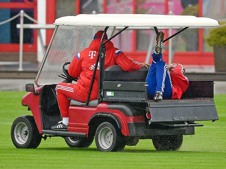 Der FCB-Schock in Bildern - hier wird der verletzte Philipp Lahm beim Training abtransportiert!