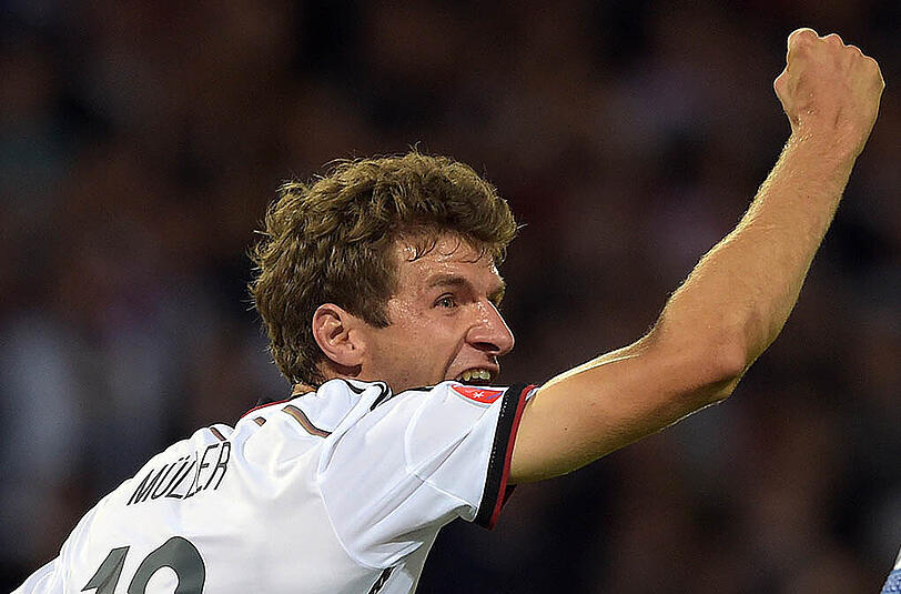 Thomas Müller - Note 2: Auch in Schottland: Typische Müller-Tore &ndash; ja, wie denn sonst? Erst der abgefälschter Schuss (18.) zum 1:0, dann der Kuller-Kopfball zum 2:1 (34.), seine Tore 29 und 30 im 65. DFB-Einsatz. Lieferte die Vorarbeit zum 3:2.