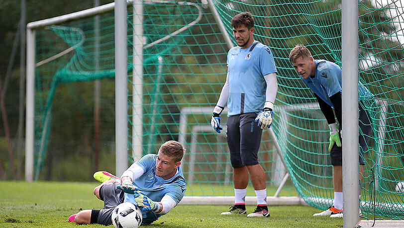 Drei Keeper im Tor, das klappt leider nur im Training (v.l.): Jan Zimmermann, Stefan Ortega, Vitus Eicher. Drei Keeper im Tor, das klappt leider nur im Training (v.l.): Jan Zimmermann, Stefan Ortega, Vitus Eicher.