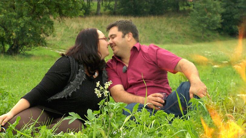Markus und Nicole kommen sich bei einem romantischen Picknick näher.